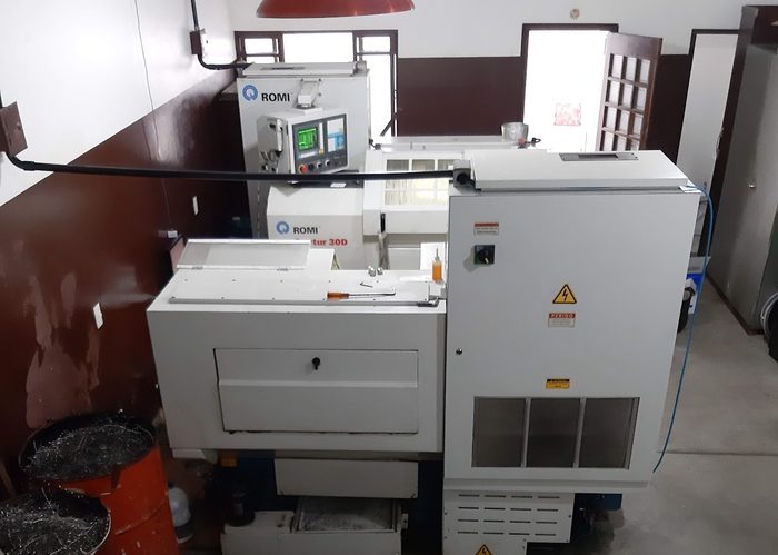 Torno CNC na linha de usinagem própria